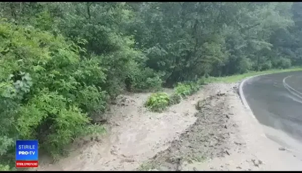 Cod roșu de inundații, în Brașov și Covasna. Sute de persoane, evacuate din locuințe. 5 drumuri naționale sunt blocate