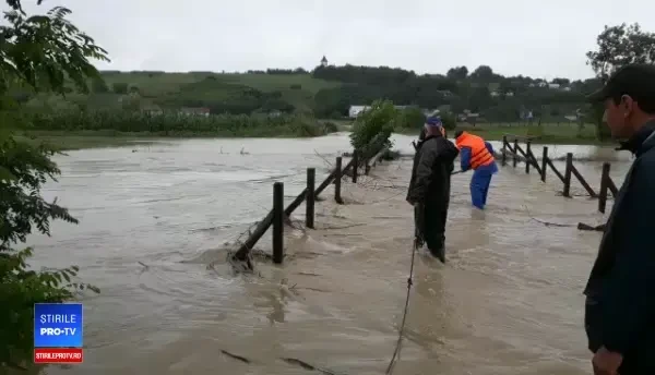 Cod roșu de inundații. 4 drumuri naționale, blocate. Sute de persoane au fost evacuate, o femeie a murit