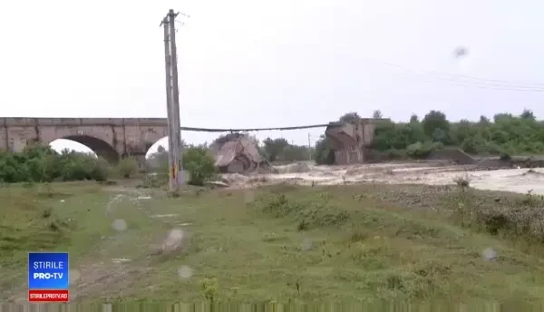 Un pod din Brașov, peste care trece o cale ferată, s-a rupt