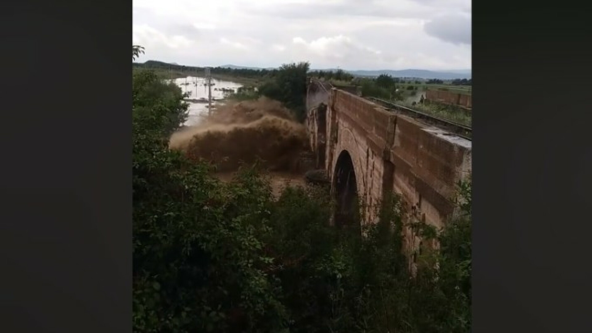 Momentul in care podul din Brasov se prabuseste din cauza viiturii. VIDEO