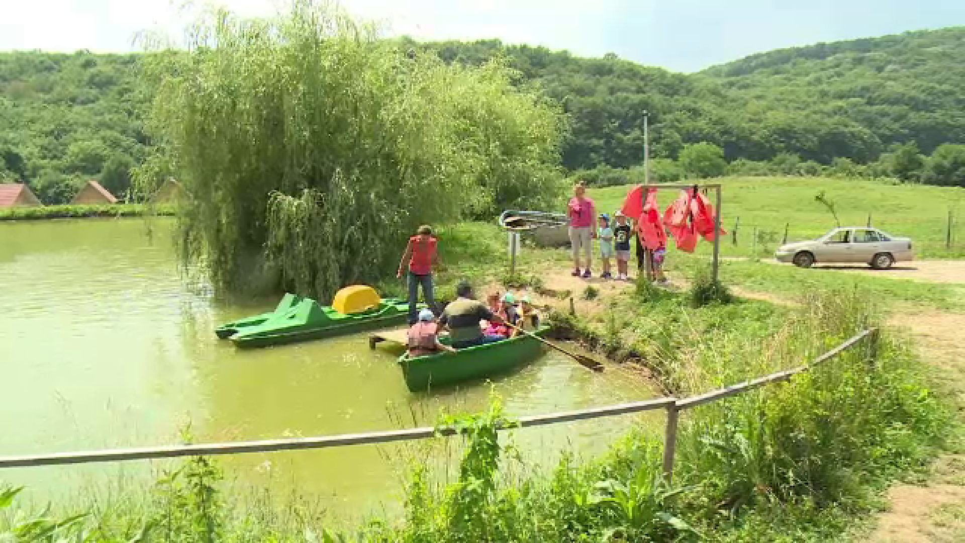 Locul din România unde turiștii se pot da cu tiroliana, călări sau plimba cu barca