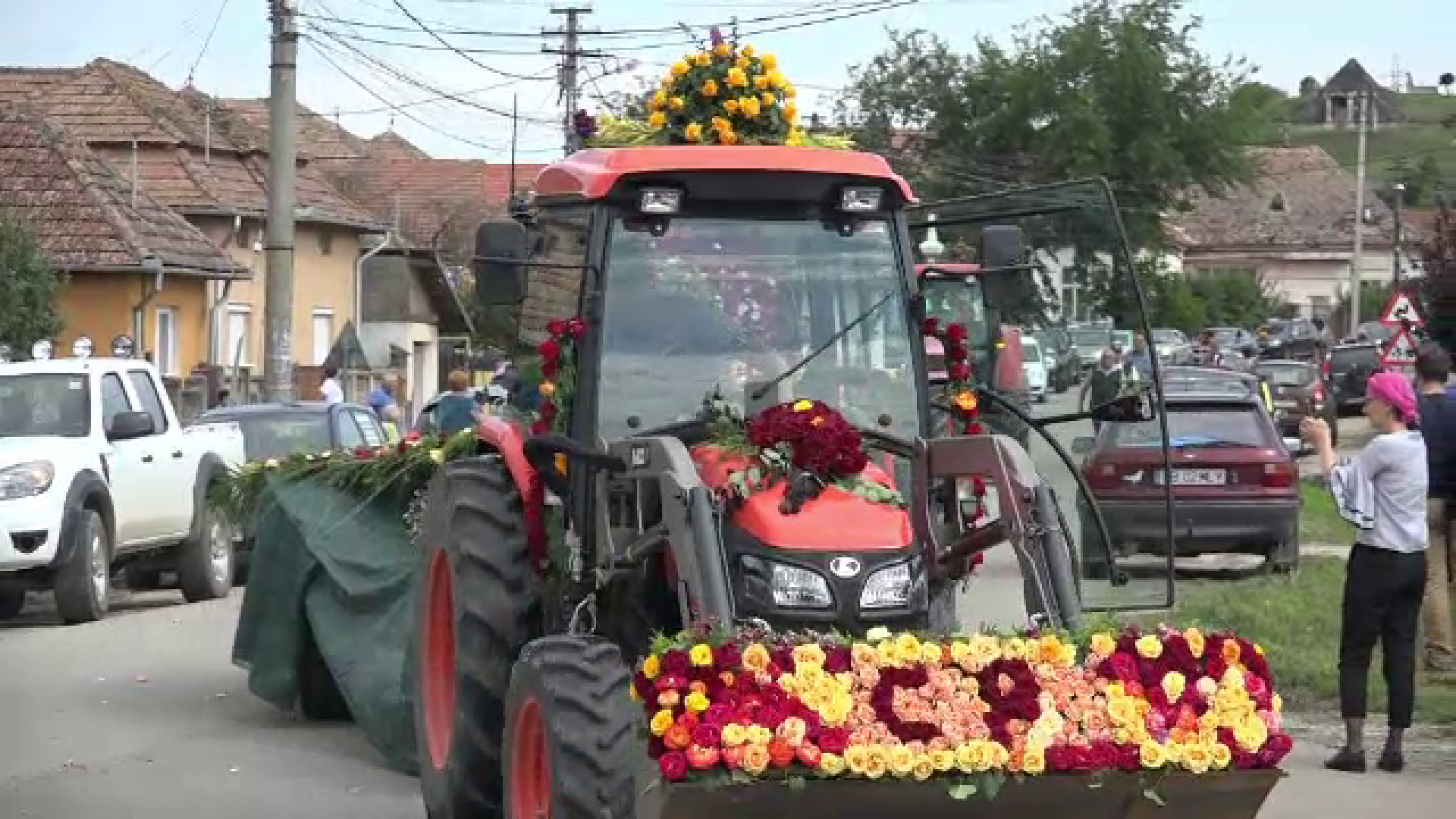 Aranjamente florale spectaculoase, la festivalul rozelor. Piesa de rezistență, un păun din flori