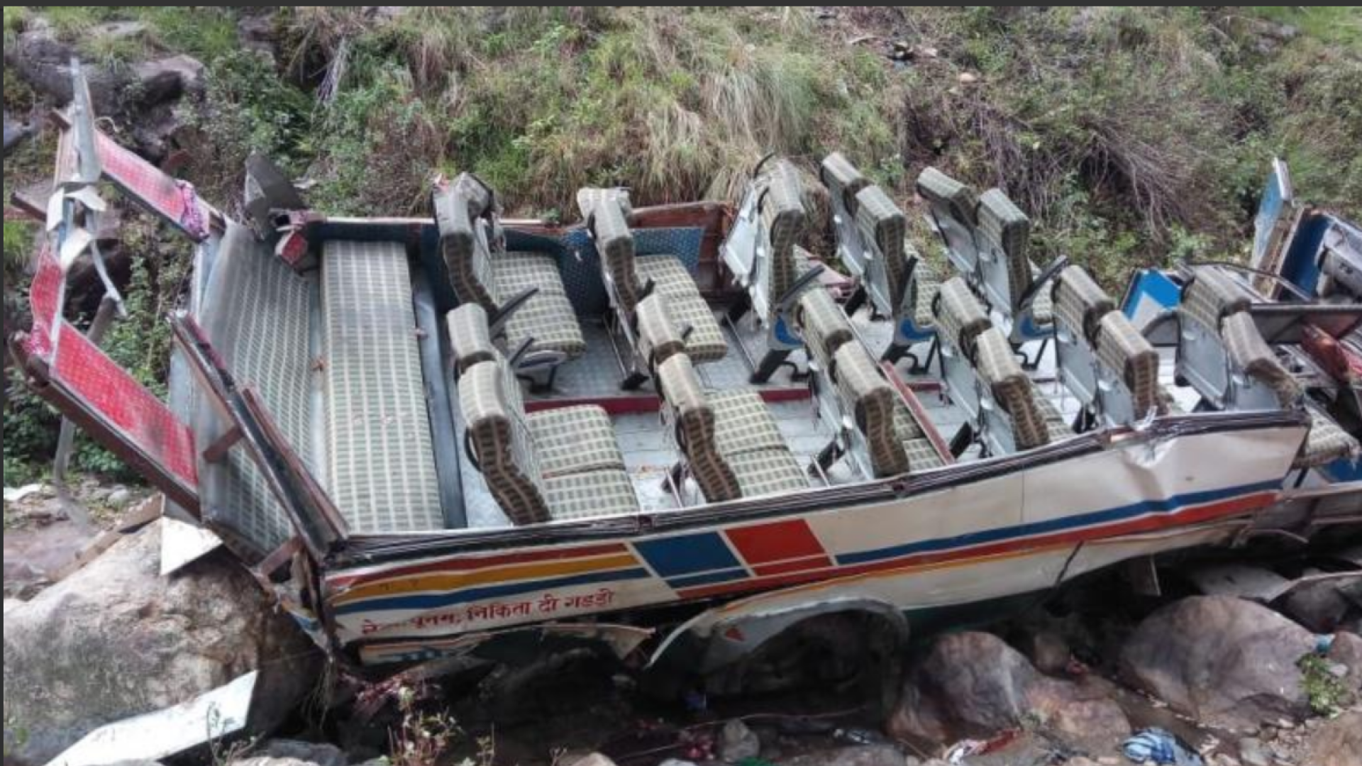 Cel puțin 44 de morți, după ce un autocar a căzut într-o prăpastie