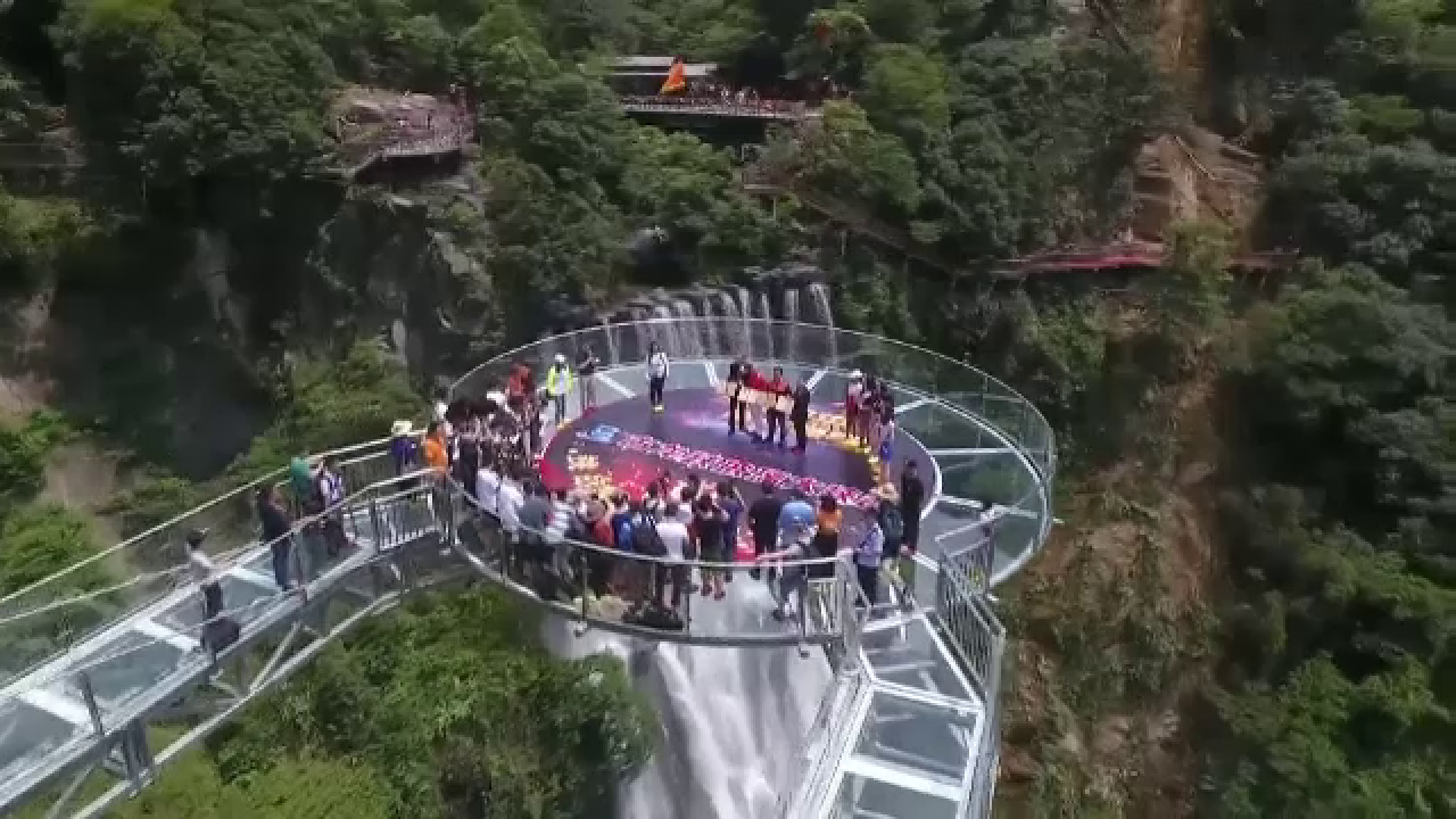 Două pasarele din sticlă, cu o înălțime de 202 metri, inaugurate în China