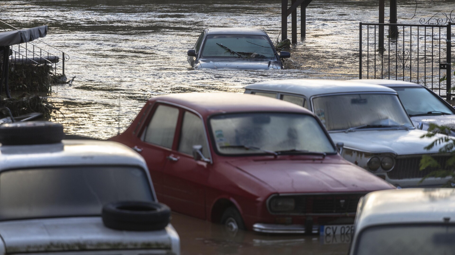 INFOTRAFIC. Patru drumuri naționale rămân blocate din cauza inundațiilor