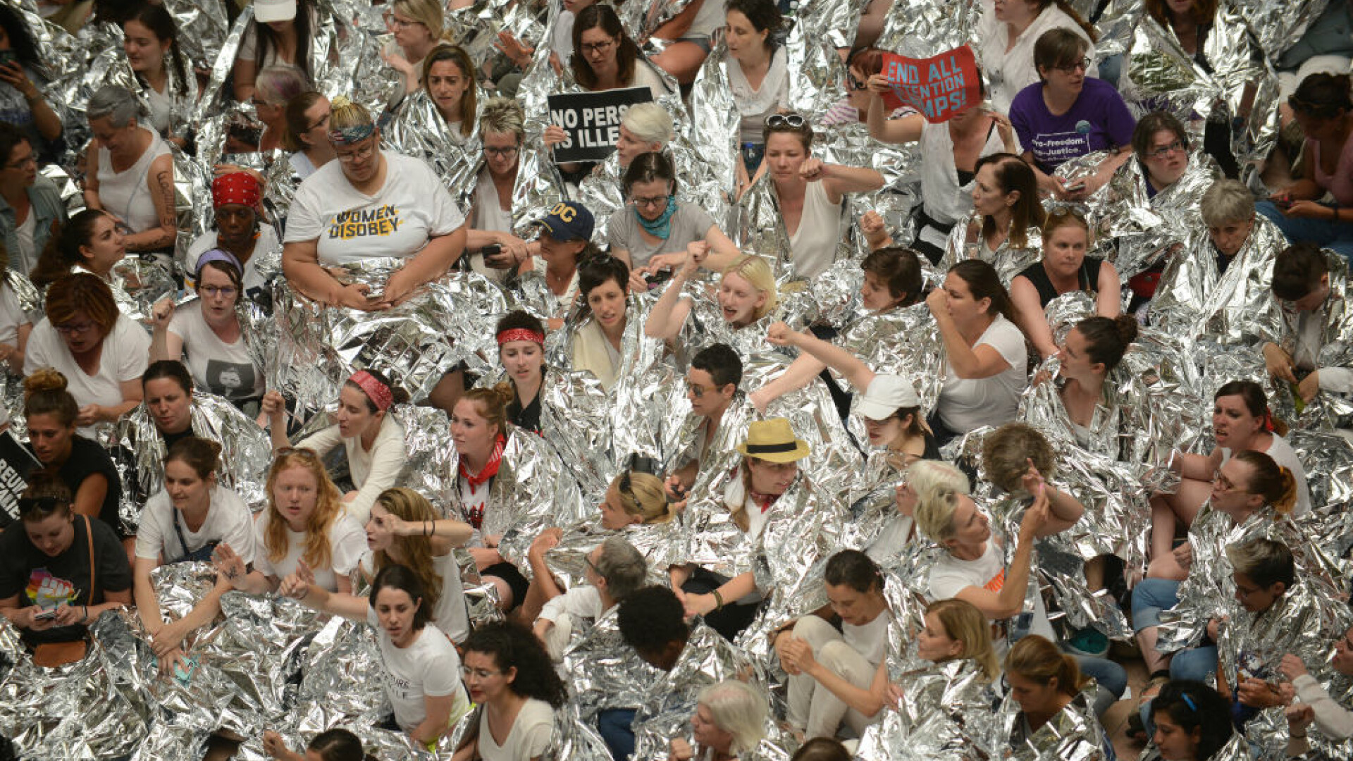 Zeci de mii de americani, în stradă, în semn de solidaritate cu migranții