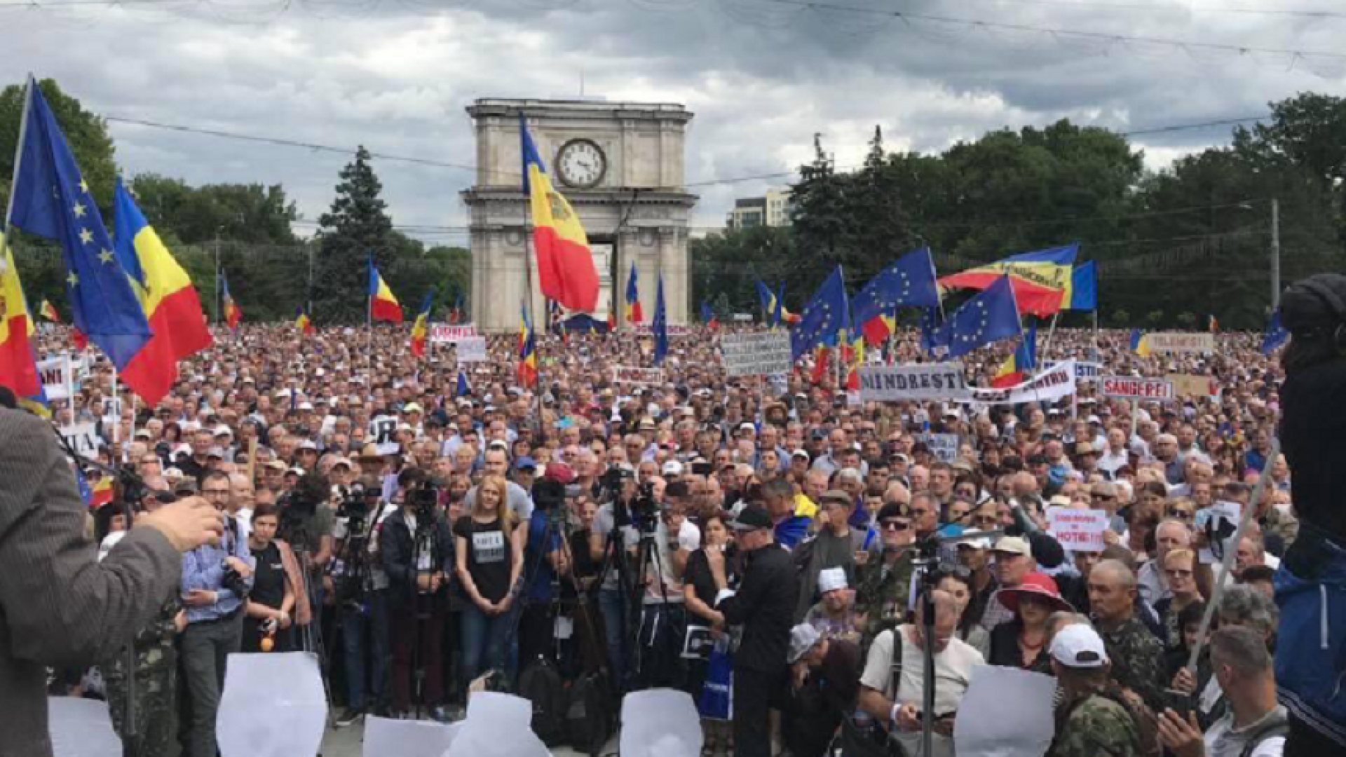 Zeci de mii de oameni au protestat în Chișinău. ”Mâine mergem la Parlamentul European”