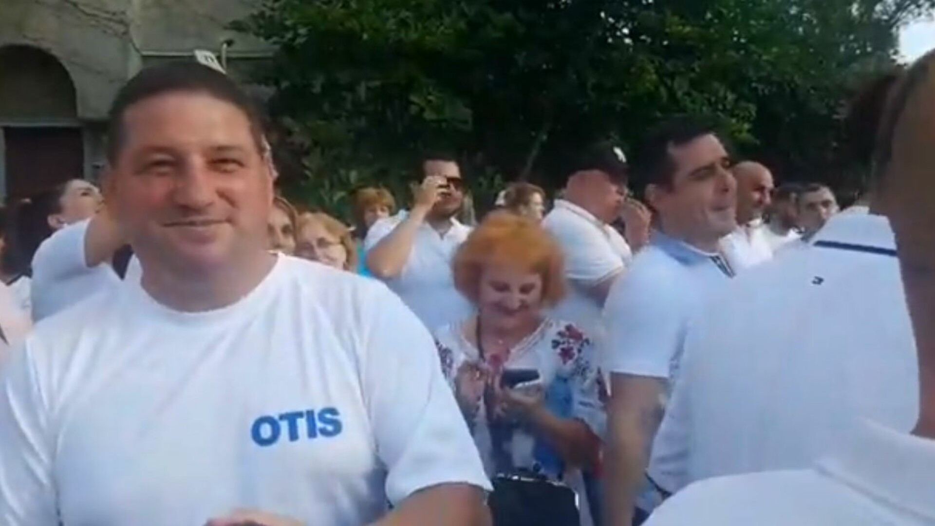 500 de persoane au protestat la Cotroceni. Pancarte cu ”Jos statul paralel”