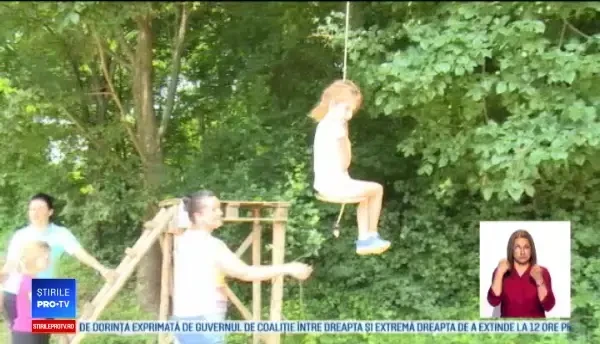 Locul din România unde turiștii se pot da cu tiroliana, călări sau plimba cu barca