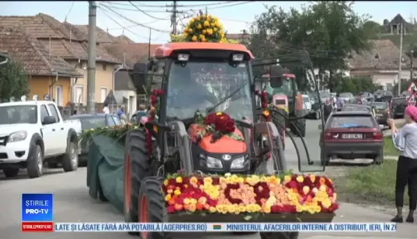 Aranjamente florale spectaculoase, la festivalul rozelor. Piesa de rezistență, un păun din flori