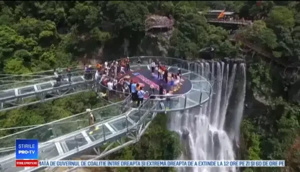 Două pasarele din sticlă, cu o înălțime de 202 metri, inaugurate în China