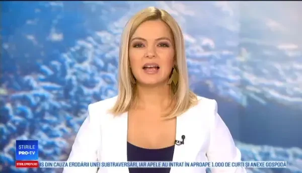 Momentul în care o cățelușă oarbă este scoasă dintr-o groapă, după 30 de ore