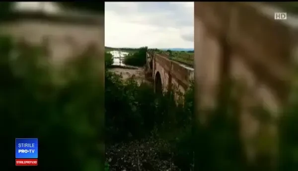 Pagube uriașe după inundații. Oamenii au rămas fără animale, iar în case au tone de noroi