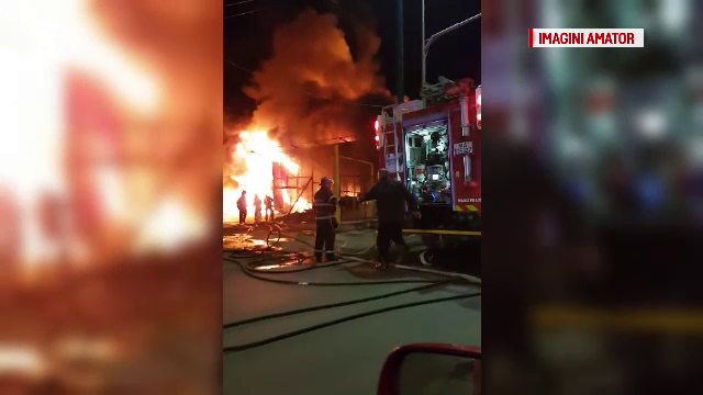 Acoperișul unei case și o mașină, distruse de un incendiu izbucnit la o vulcanizare