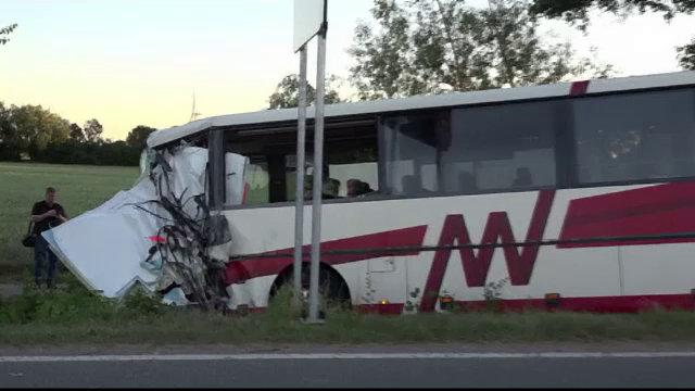 Un autocar care transporta elevi, implicat într-un accident. 52 de persoane, rănite