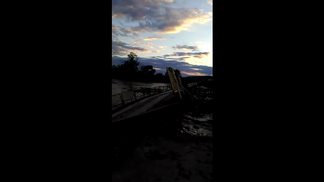 Momentul când un pod se prăbușește și e luat de ape, în Olt. VIDEO