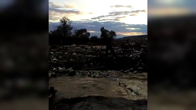 Noapte albă pentru oamenii din Braşov şi Covasna. Au păzit digurile care amenințau să se surpe