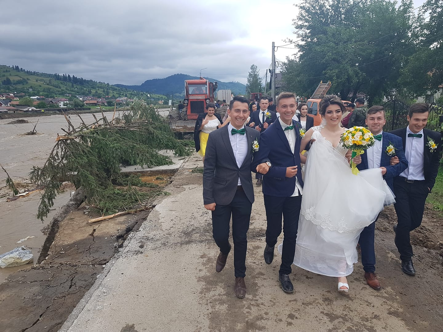 Alai de nuntă, pe drumul rupt de viitură, în Suceava. ”Tinereţea şi dragostea merg înainte”