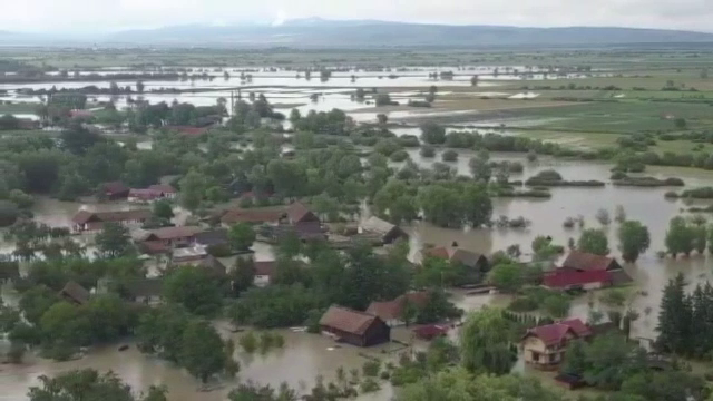 Loviți crunt de inundații. Imagini din aer cu zonele afectate din Covasna și Brașov