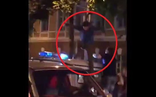 Ce-a pățit un rus care, de bucurie că echipa sa a bătut Spania, a sărit pe duba poliției. VIDEO