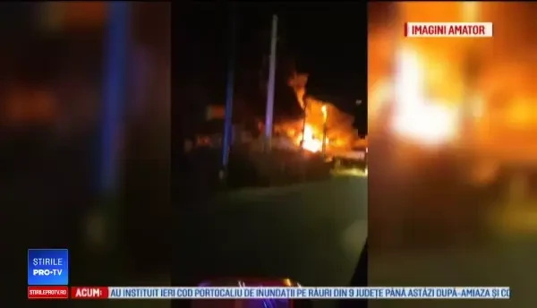 Acoperișul unei case și o mașină, distruse de un incendiu izbucnit la o vulcanizare