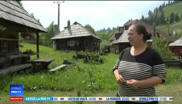 Case de sute de ani, mutate pentru ca turiștii să ajungă mai ușor la ele