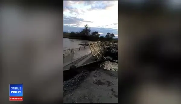 Momentul când un pod se prăbușește și e luat de ape, în Olt. VIDEO