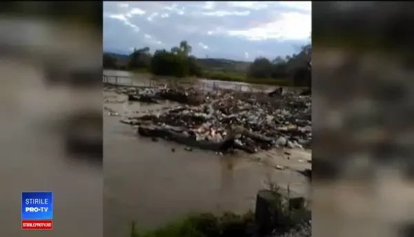 Noapte albă pentru oamenii din Braşov şi Covasna. Au păzit digurile care amenințau să se surpe