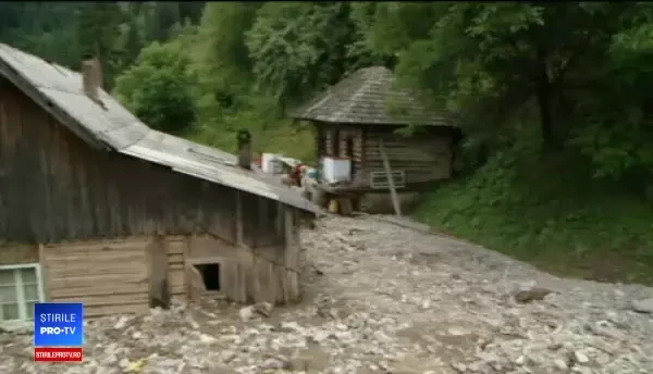 Case înghiţite de nămol şi pietriş. Imagini cutremurătoare cauzate de inundații în Moldova