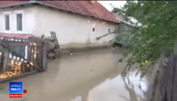 Loviți crunt de inundații. Imagini din aer cu zonele afectate din Covasna și Brașov