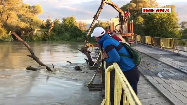 Nou pericol în Făgăraş. Un pod risca să se rupă din cauza nivelului crescut al Oltului