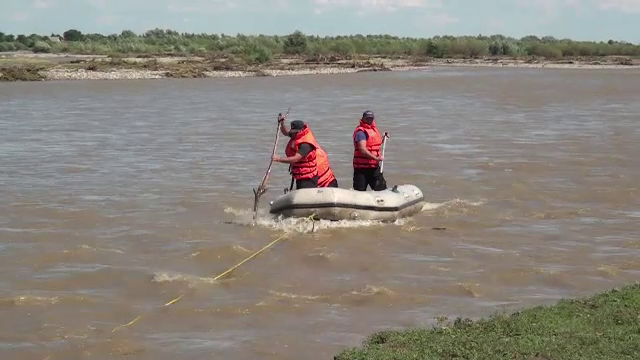 Bărbat luat de ape, la Suceava, în timp ce strângea lemne: „A venit cu putere de la deal”