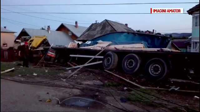 TIR încărcat cu lemne, implicat într-un accident. A distrus rețeaua de alimentare electrică