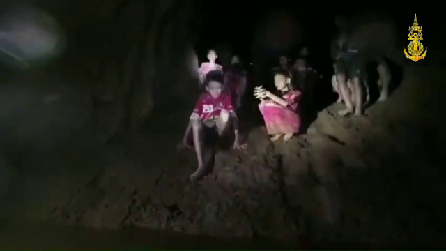 Salvare dificilă pentru cei 12 copii blocați într-o peșteră din Thailanda