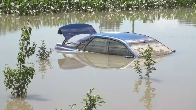 Sute de gospodării distruse de inundații. 500 de oameni au plecat din casele lor