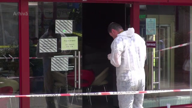 Răfuială cu focuri de armă în Ploiești. Rănitul a scăpat de agresori ascunzându-se într-un magazin