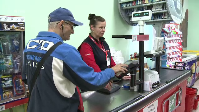 Legea care ne permite să scoatem bani cu cardul de la magazin a intrat în vigoare, dar nu este aplicată