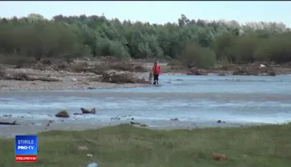 Bărbat luat de ape, la Suceava, în timp ce strângea lemne: „A venit cu putere de la deal”