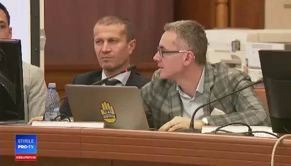 Senatorul PSD Robert Cazanciuc împarte eugenii în ședința comisiei speciale parlamentare în care se discută despre modificarea Codului Penal