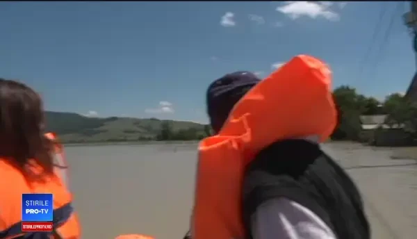 Sute de gospodării distruse de inundații. 500 de oameni au plecat din casele lor