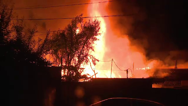 Casa unui bătrân din Arad, mistuită de flăcări. Cauzele producerii incendiului