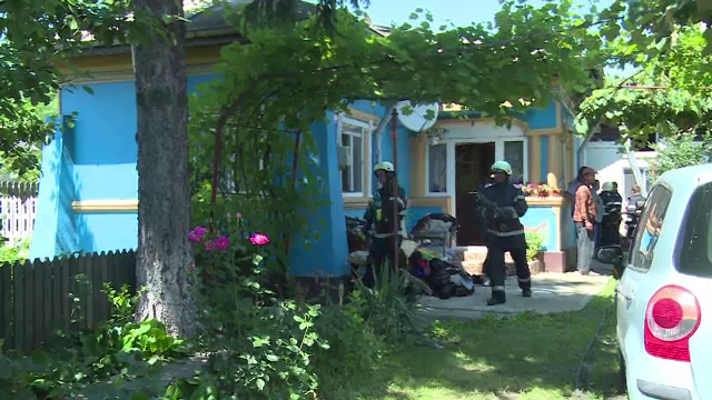 Bărbat, găsit carbonizat în casă. Apropiaţii cred că şi-a incendiat intenționat locuinţa