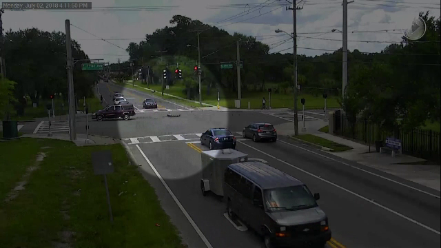 Momentul în care o femeie cade din mașină, într-o intersecție