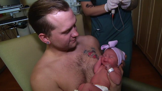 Cum a reuşit un tânăr din SUA să-şi alăpteze bebeluşul nou-născut