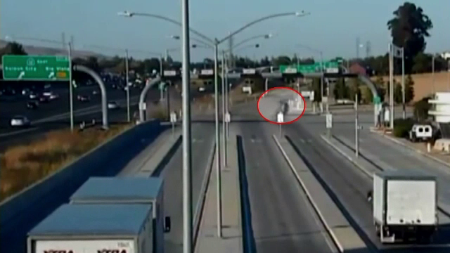 Accident dramatic petrecut în SUA. O mașină s-a rostogolit pe autostradă