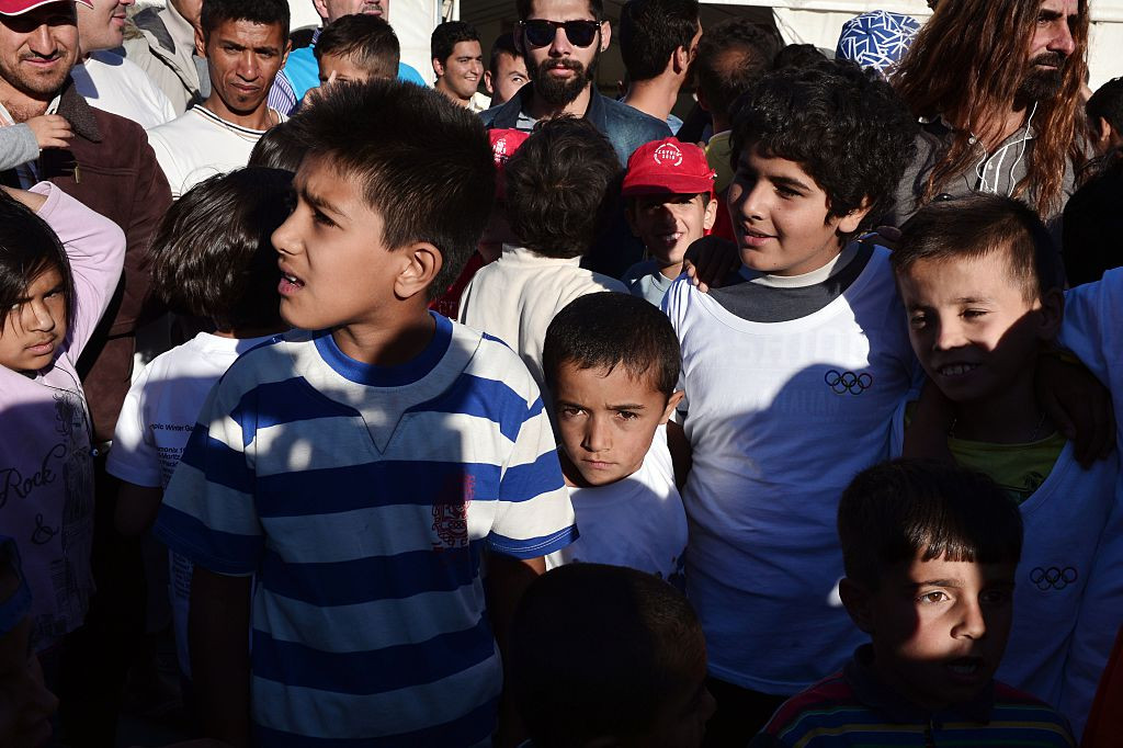 Sute de copii migranţi, neînsoțiți de părinți, "lăsaţi în voia sorţii", la Paris