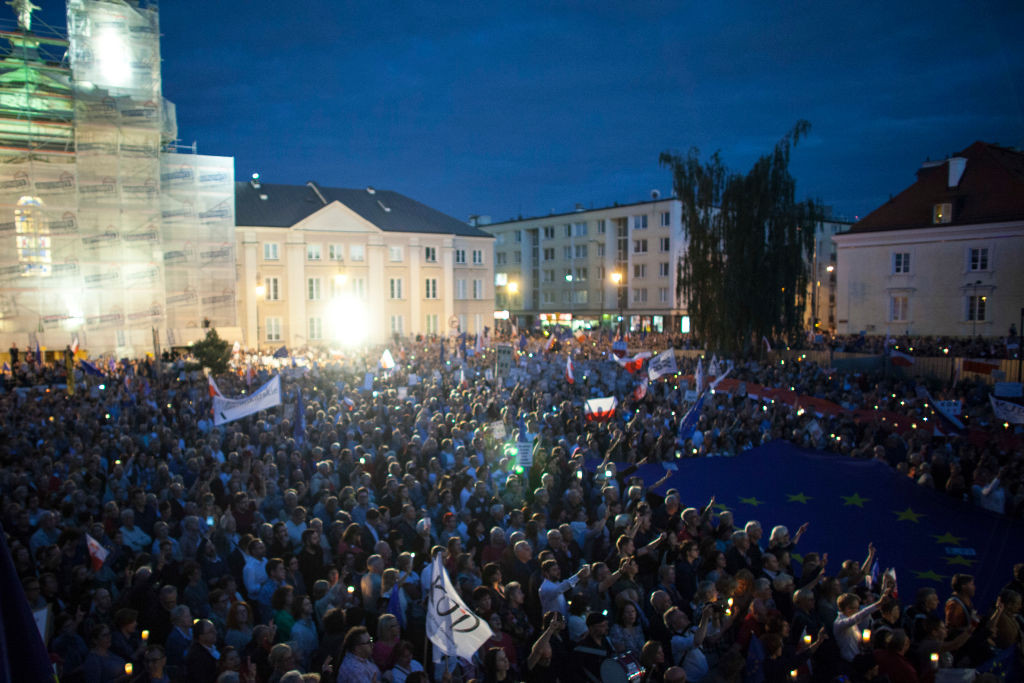 Lege pentru curățarea „dinozaurilor” din instanțele poloneze. Guvernul a scos lumea în stradă