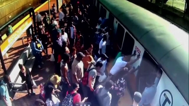 Și-a prins piciorul la ieșirea din metrou. A refuzat ambulanța, speriată că nu avea bani