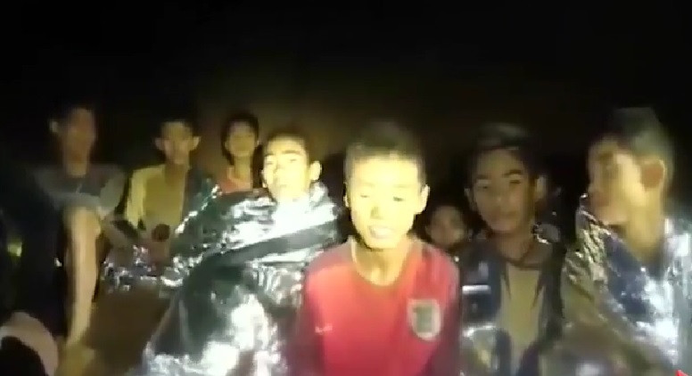 ”Sunt sănătos”. Nouă înregistrare video cu copiii blocați într-o peșteră din Thailanda