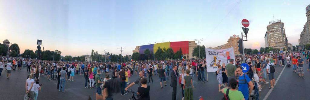 Incidente între protestatari și forțele de ordine, în București. Patru persoane, duse la secția de poliție